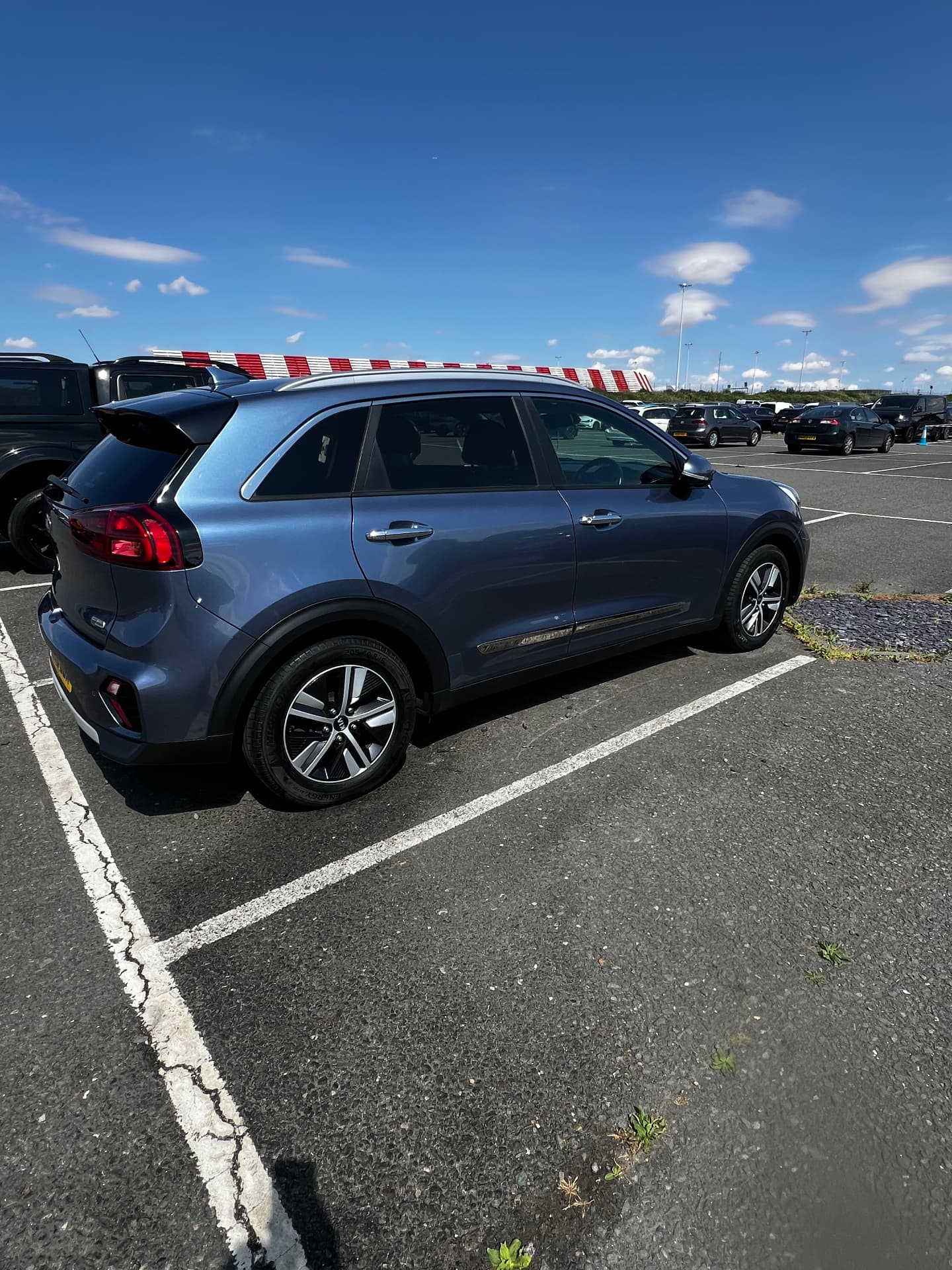 Blue Kia Niro valeted and gleaming in the sun